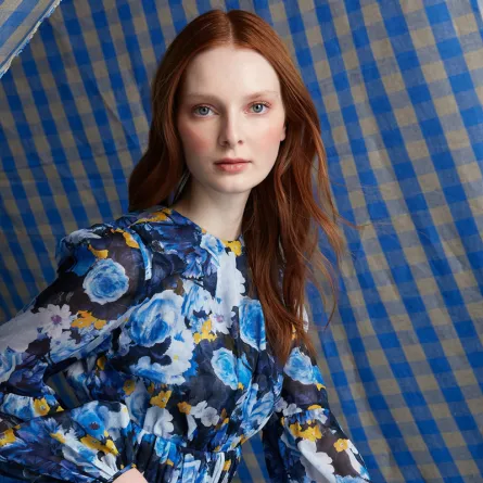 أزياء بطبعات الأزهار لموسم ما قبل خريف 2021