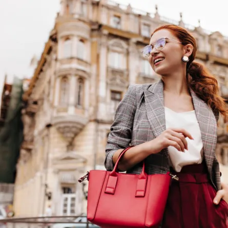 اتيكيت حمل حقيبة اليد