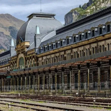 محطة قطارات تتحول إلى فندق أشباح في إسبانيا