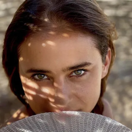 نيللي كريم لـ«سيدتي»: أقضي أسعد أيام حياتي حالياً وأشكر كل من هنأني بخطوبتي  