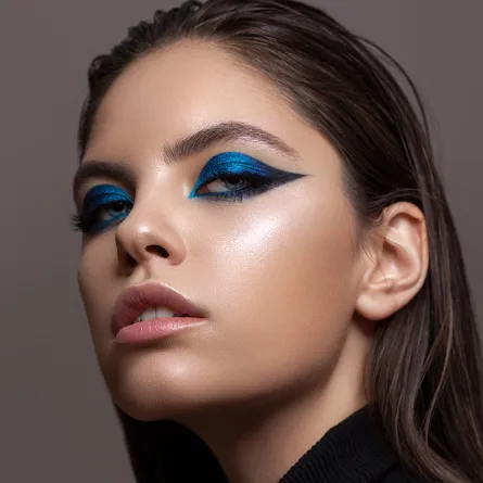 مكياج عيون غرافيكي لصيف 2021