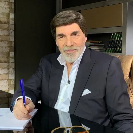 بالصور .. ياسر العظمة يحيي ذكرى مسرحية بصورة منذ 55  عاماً مع منى واصف وسليم كلاس  