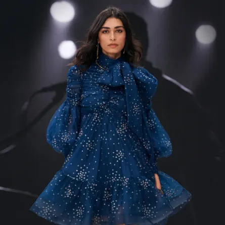 ملابس بدرجات الأزرق المتنوّعة من مجموعات خريف 2021