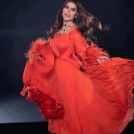 الفنانة أحلام تظهر بإطلالة أنيقة عبر "دفتر وممحاة"