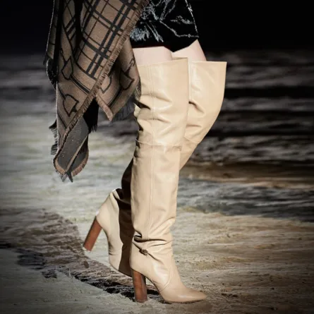 موديلات جزمات بكعب عريض لإطلالة مريحة