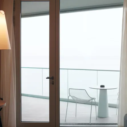 خطوات تنظيف أبواب الزجاج