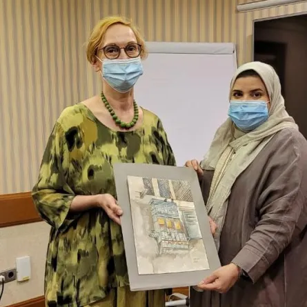 السفارة الألمانية تقتني عملاً للفنانة التشكيلية السعودية مرفت الأمير