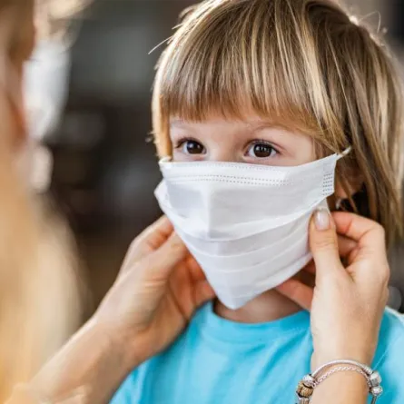 مع اقتراب المدارس علماء نفس يحددون طرقاً لإقناع طفلك بارتداء الكمامة