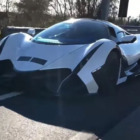 ديفيل سكستين على الطرقات العامة لأول مرة