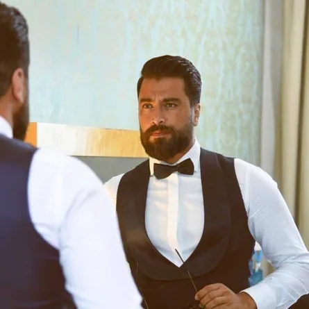 معتصم النهار بفيست من الساتان الأسود اللامع