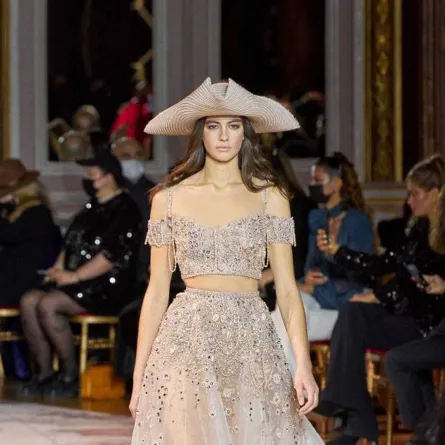 بلوزة وتنورة بيج مطرزة من زهير مراد