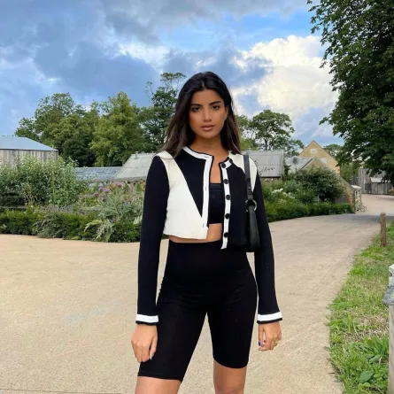 إطلالات مونوكروم بالابيض والاسود من علا فرحات