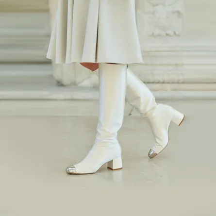 جزمة بيضاء عالية من لورا بياجيوتي   Laura Biagiotti
