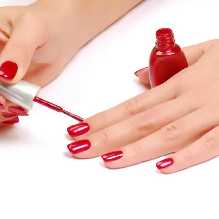 أجمل رسومات أظافر باللون الأحمر 2022