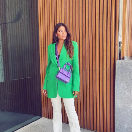 العنود بدر ترتدي السترة الخضراء مع الحقيبة البنفسجية 