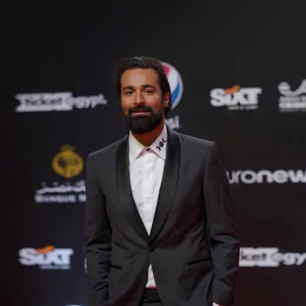 أحمد حاتم، ببدلة توكسيدو سوداء وقميص باللون الأبيض