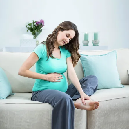 أسباب آلام القدمين أثناء الحمل، ونصائح للتعامل معها