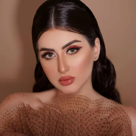 مكياج عيون غليتر باللون الأحمر(الصورة من حساب رملا عبد المجيد على إنستغرام)