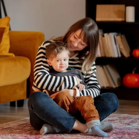 صورة لأم تحاول أن تحتوي طفلها الحساس