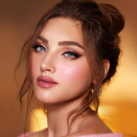 مكياج سموكي وردي ثقيل(الصورة من حساب  شهد الخطابي على إنستغرام)