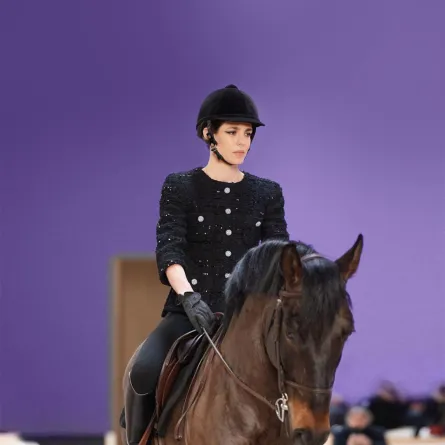 تشارلوت كاسيراغي تفتتح عرض شانيل 