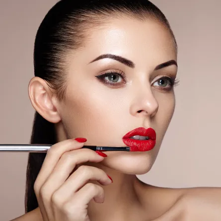 موضة ألوان أحمر شفاه لعروس ربيع 2022 من وحي عروض الأزياء لربيع 2022