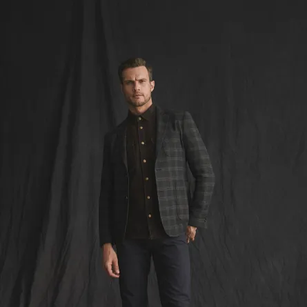 إطلالة شتوية أنيقة بالبليزر الكاروهات من بيلي ريد Billy Reid