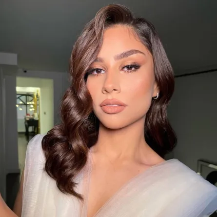 مكياج خطوبة ناعم بدرجات اللون المشمشي الفاتح 