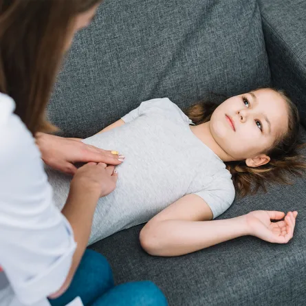 أسباب قرحة المعدة عند الأطفال، وما هي طرق العلاج؟