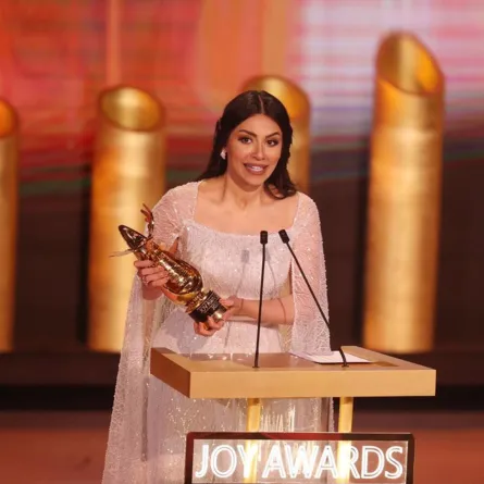 الهام علي أثناء تلقي الجائزة- الصورة خاصة بـ"سيدتي"-تصوير- صالح الغنام 