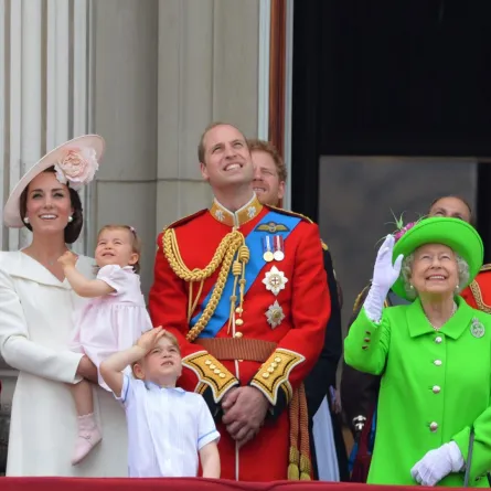 الملكة إليزابيث وعائلة الأمير ويليام - الصورة من حساب The Royal Family على إنستغرام