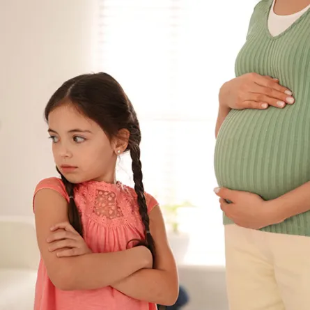 صورة لطفلة تغير من قدوم المولود الجديد