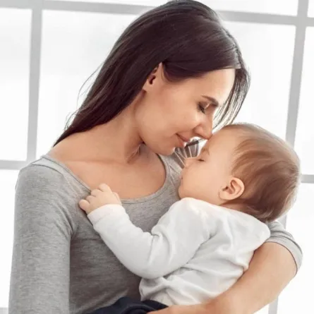 أسباب تعلق الطفل بالأم