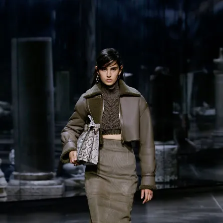 توب بياقة عالية مع جاكيت جلدي من فندي  Fendi