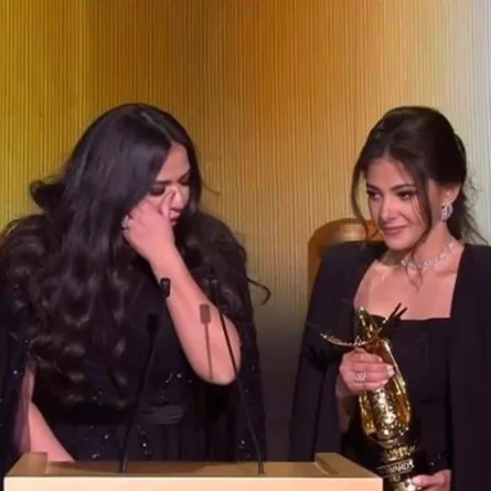 إيمي سمير غانم تمسح دموعها ودموع دنيا سمير غانم تملأها - الصورة من حساب mbc 1 على انستغرام