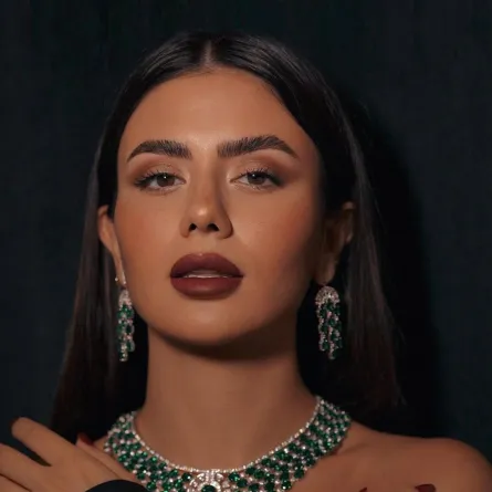 ديما الاسدي تبرز ملامحها بمكياج ثقيل