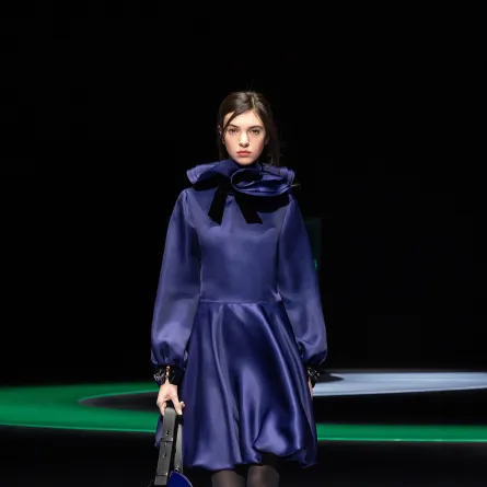 فستان قصير باللون البنفسجي من إمبيوريو أرماني Emporio Armani  