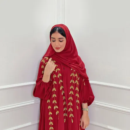 خولة المراغي بعباية حمراء مطرزة