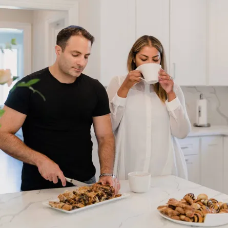 كيف يكون الزوج سنداً لزوجته