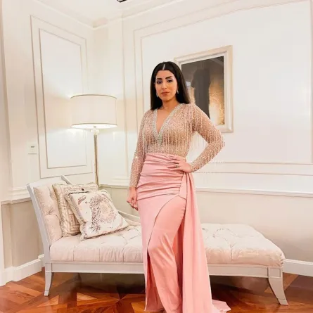 آيتن عامر بفستان وردي باستيل بتوب تول مُطرز بالكريستال