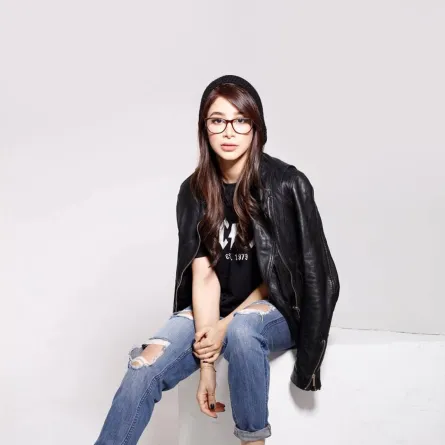 أسيل عمران بإطلالة كاجوال باللون الأسود  