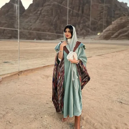 شهد الزهراني بعباية ملونة