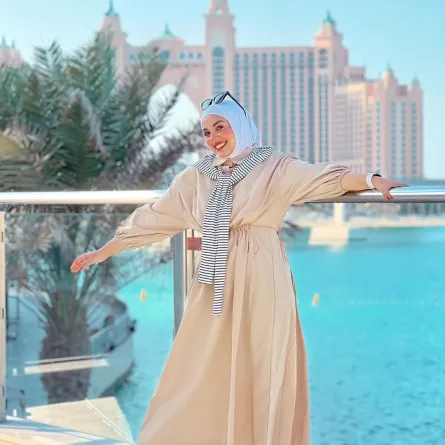 نادية الخولي بإطلالة حيادية الألوان