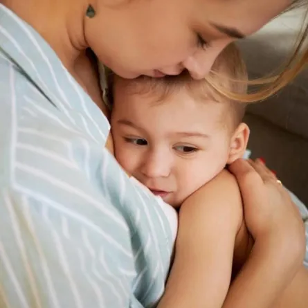 الصغار يحتاجون للحضن والتقبيل