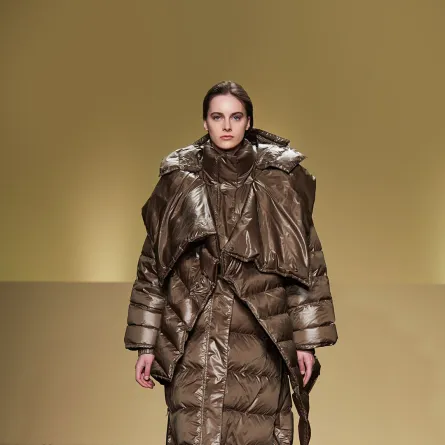 معطف بني ضخم بتصميم ميدي من بودابيست سيليكت Budapest Select