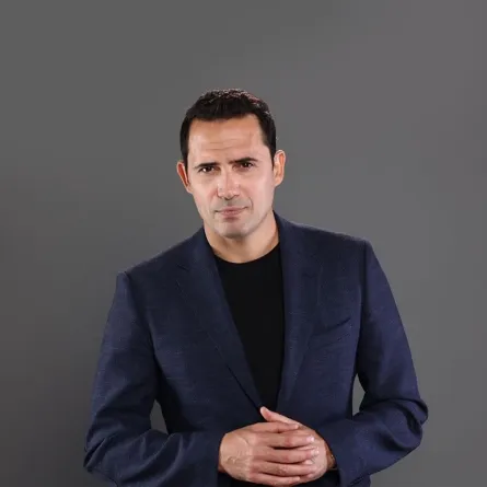 ظافر العابدين ببليزر باللون الأزرق الداكن مع تيشرت أسود وبنطلون جبردين أسود