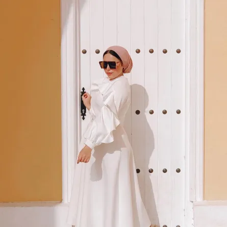 مي محمد بفستان ابيض ناعم