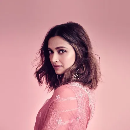 ديبيكا بادكون بتسريحة الشعر الويفي العريض