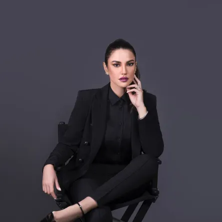 درة زروق بـبدلة رسمية سوداء