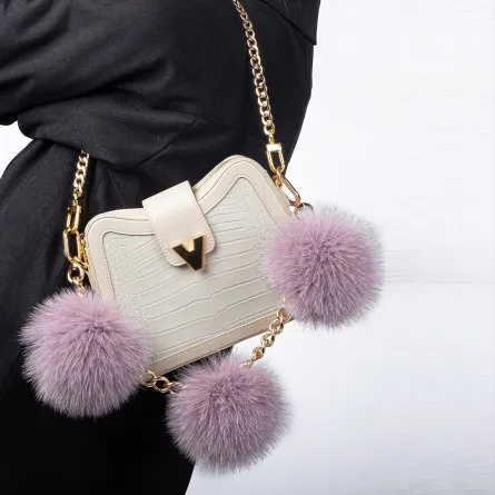 حقيبة مع كرات من الفرو  من فيفيان هو  Vivienne Hu